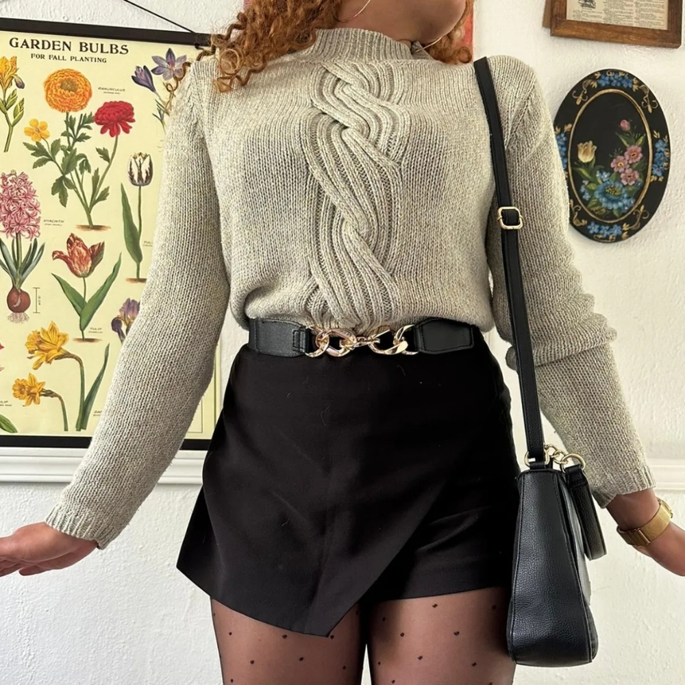 Beautiful sweater with detail in the middle and entertaining wool in pastel shad